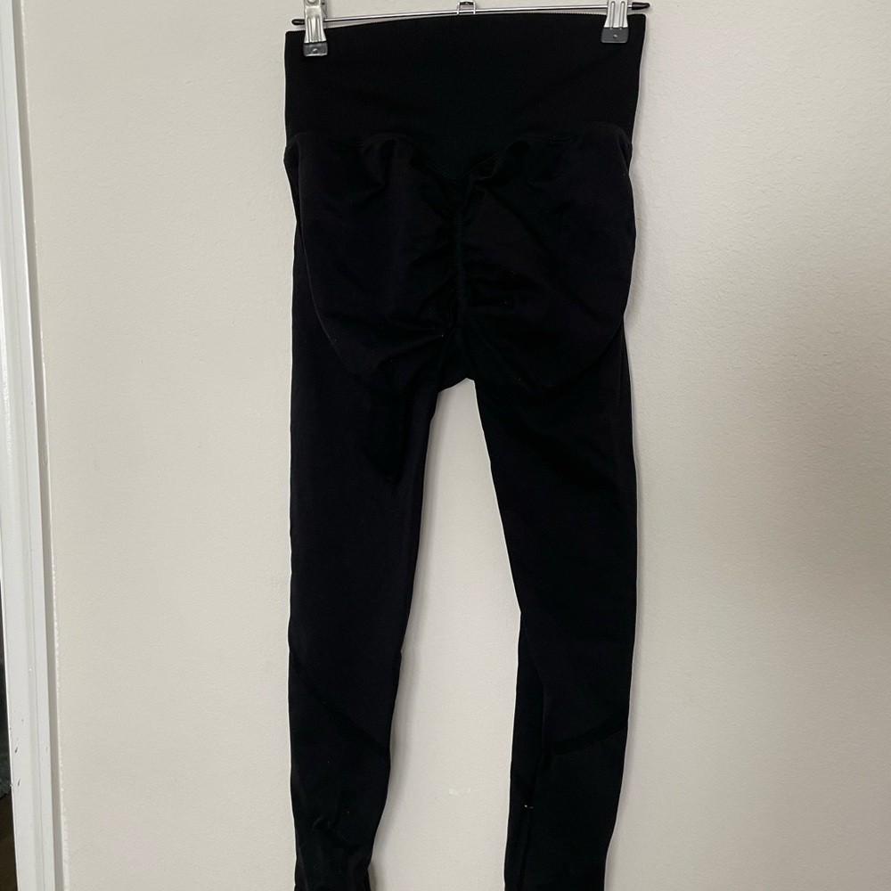 Woman’s Black Leggings booty scrunch